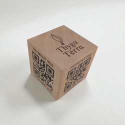 QR code IRIS σε ξύλινο κύβο